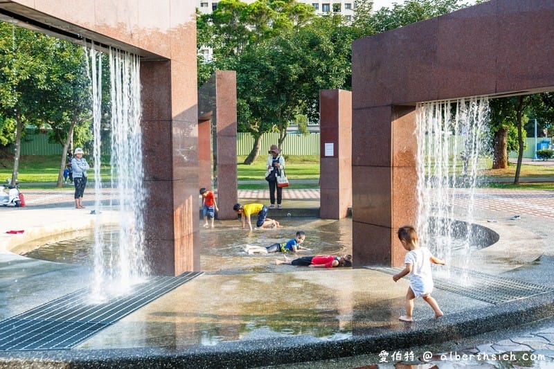 龍岡萬坪公園.中壢親子景點(擁有超大草坪/兒童戲水瀑布/籃球場/自行車專用道/樹蔭林立) - 第4張圖 龍岡萬坪公園.中壢親子景點(擁有超大草坪/兒童戲水瀑布/籃球場/自行車專用道/樹蔭林立)