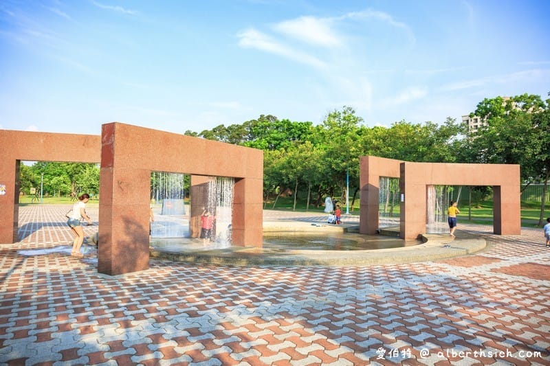 龍岡萬坪公園.中壢親子景點(擁有超大草坪/兒童戲水瀑布/籃球場/自行車專用道/樹蔭林立) - 第2張圖 龍岡萬坪公園.中壢親子景點(擁有超大草坪/兒童戲水瀑布/籃球場/自行車專用道/樹蔭林立)