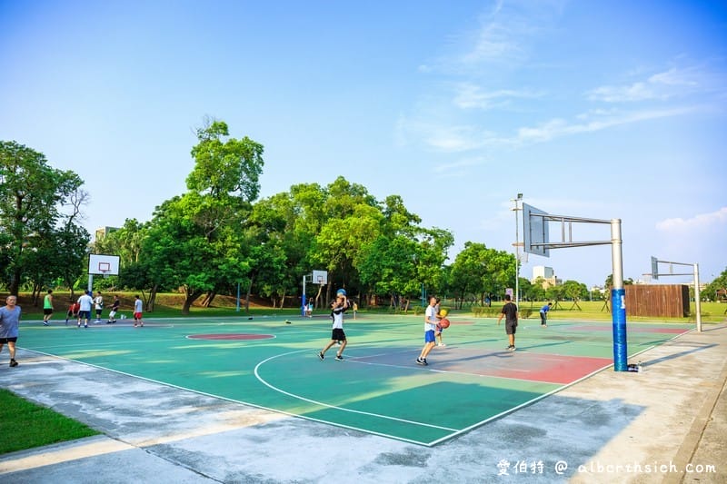 龍岡萬坪公園.中壢親子景點(擁有超大草坪/兒童戲水瀑布/籃球場/自行車專用道/樹蔭林立) - 第6張圖 龍岡萬坪公園.中壢親子景點(擁有超大草坪/兒童戲水瀑布/籃球場/自行車專用道/樹蔭林立)