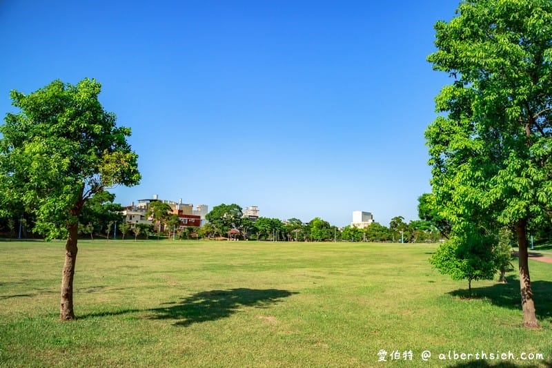 龍岡萬坪公園.中壢親子景點(擁有超大草坪/兒童戲水瀑布/籃球場/自行車專用道/樹蔭林立) - 第8張圖 龍岡萬坪公園.中壢親子景點(擁有超大草坪/兒童戲水瀑布/籃球場/自行車專用道/樹蔭林立)