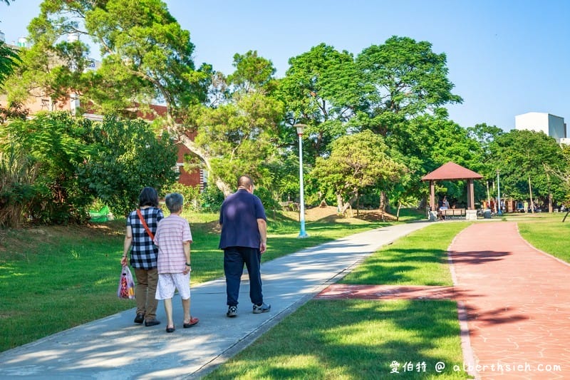 龍岡萬坪公園.中壢親子景點(擁有超大草坪/兒童戲水瀑布/籃球場/自行車專用道/樹蔭林立) - 第17張圖 龍岡萬坪公園.中壢親子景點(擁有超大草坪/兒童戲水瀑布/籃球場/自行車專用道/樹蔭林立)