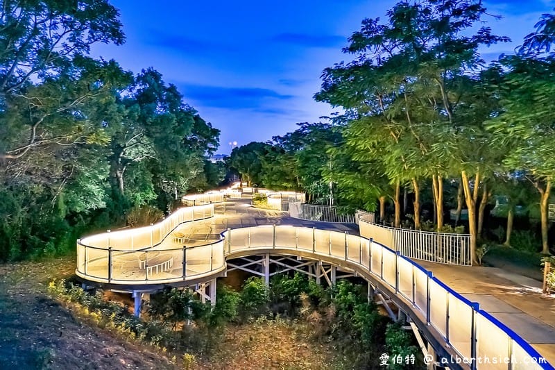 花馬道天空步道&后里後火車站（台中花博森林園區夜景搭配燈光超美）
