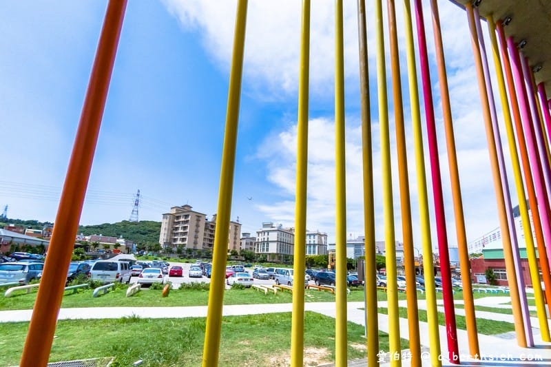 下福里市民活動中心．林口景點（七彩繽紛彩虹柱超吸睛超好拍適合IG打卡）