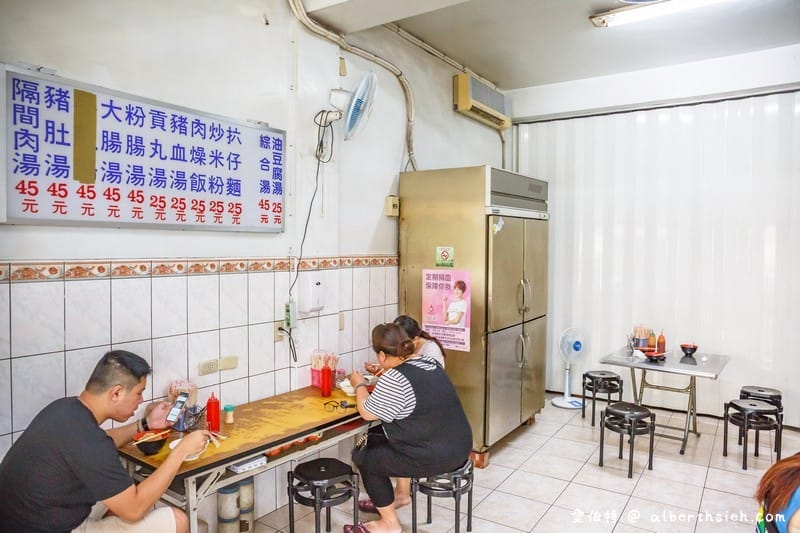 猴伯仔．台中后里美食（炒麵不油膩，添加辣醬會比較夠味）