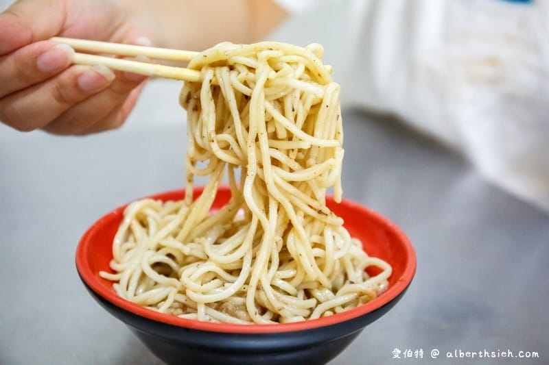 猴伯仔．台中后里美食（炒麵不油膩，添加辣醬會比較夠味）