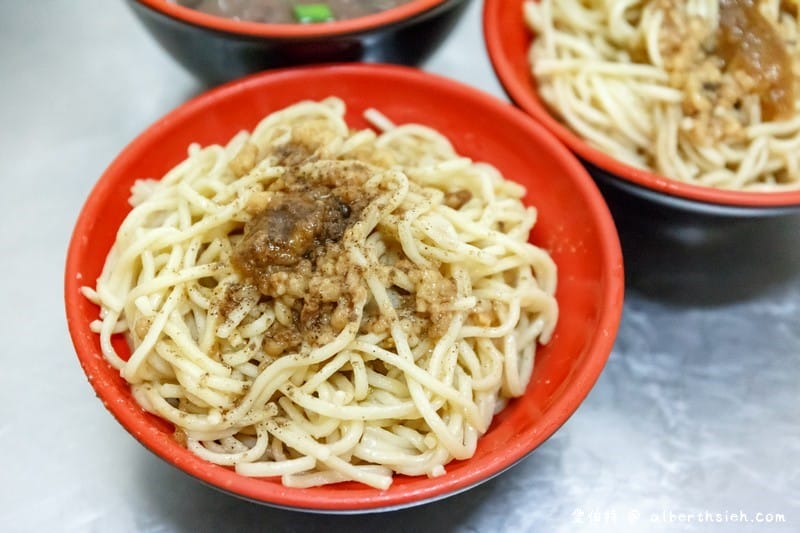 猴伯仔．台中后里美食（炒麵不油膩，添加辣醬會比較夠味）