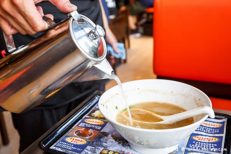 花月嵐拉麵．桃園統領美食（日本原汁原味的濃厚湯頭，添加高湯更加順口美味）