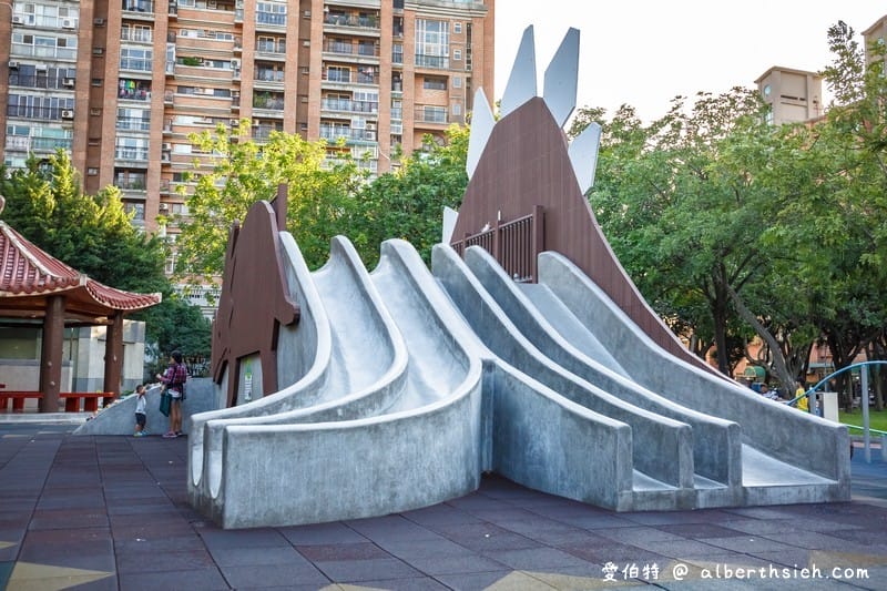 桃園親子景點.溫州公園(劍龍磨石子溜滑梯滑道有寬有窄有彎曲) - 第10張圖 桃園親子景點.溫州公園(劍龍磨石子溜滑梯滑道有寬有窄有彎曲)