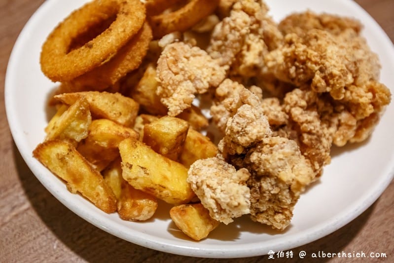 桃城雞排．嘉義美食（炸全雞外皮酥脆肉質鮮嫩多汁）