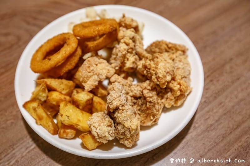 桃城雞排．嘉義美食（炸全雞外皮酥脆肉質鮮嫩多汁）