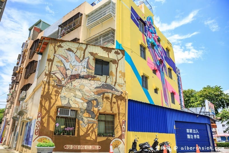 衛武營彩繪社區(衛武迷迷村)．高雄親子景點（全台最大範圍最廣的藝術壁畫村，巨大書櫃/仟元鈔打卡必拍）