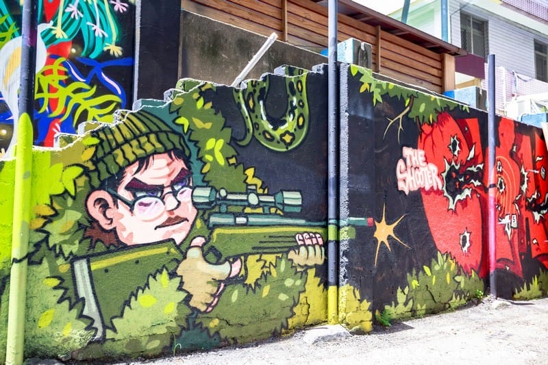 衛武營彩繪社區(衛武迷迷村)．高雄親子景點（全台最大範圍最廣的藝術壁畫村，巨大書櫃/仟元鈔打卡必拍）