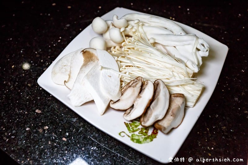 小蒙牛頂級麻辣鴛鴦鍋．中壢火鍋吃到飽（哈根達斯/啤酒/和牛/天使紅蝦/松阪豬任你吃）