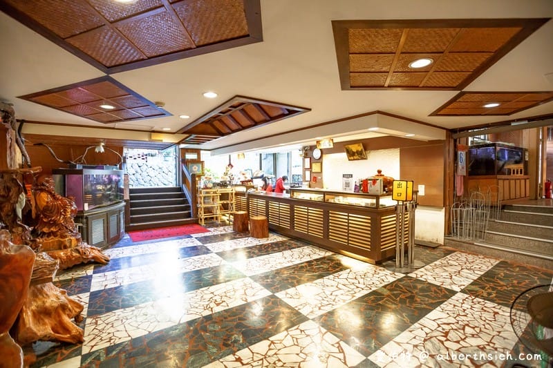 奮起湖大飯店（阿里山平價飯店/距離車站老街兩分鐘/戰斧軟燒肉鐵路便當超好吃）