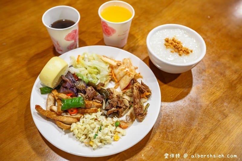 奮起湖大飯店（阿里山平價飯店/距離車站老街兩分鐘/戰斧軟燒肉鐵路便當超好吃）