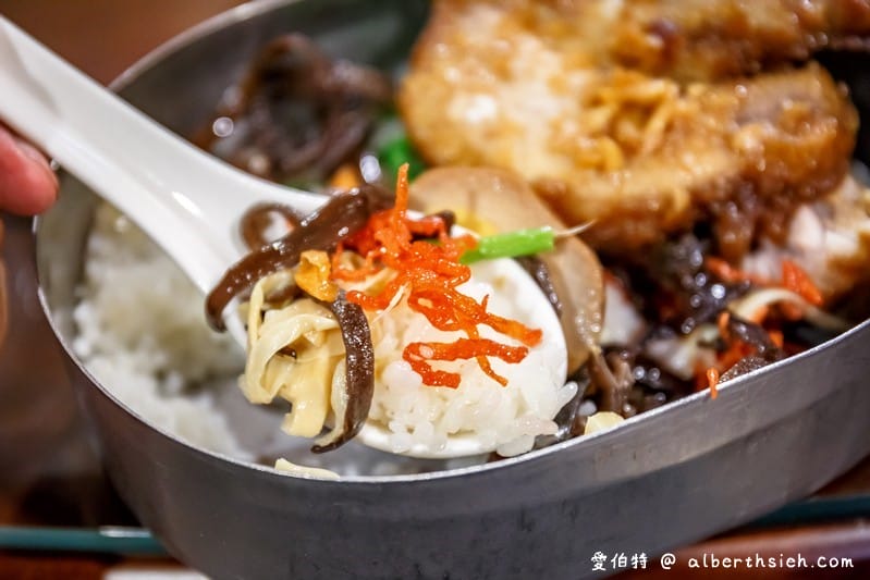 奮起湖大飯店（阿里山平價飯店/距離車站老街兩分鐘/戰斧軟燒肉鐵路便當超好吃）