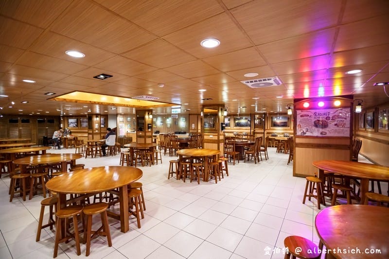 奮起湖大飯店（阿里山平價飯店/距離車站老街兩分鐘/戰斧軟燒肉鐵路便當超好吃）