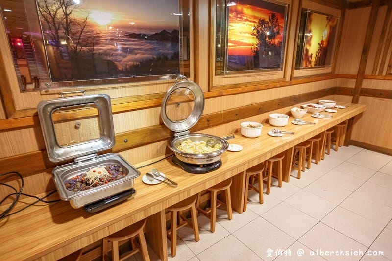 奮起湖大飯店（阿里山平價飯店/距離車站老街兩分鐘/戰斧軟燒肉鐵路便當超好吃）