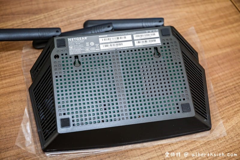 Netgear R6850 AC2000雙頻無線路由器（搭配MU-MIMO技術/2.4&5GHz雙頻/動態Qos讓家裡WiFI更加穩定以及可靠）