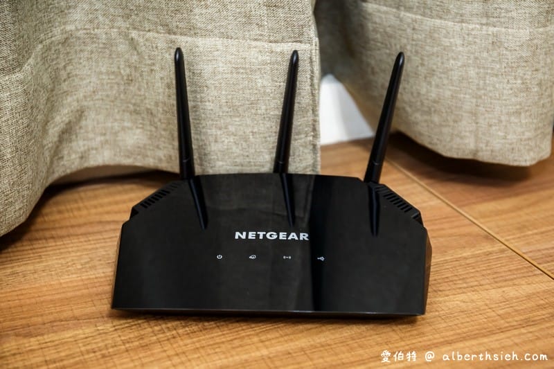 Netgear R6850 AC2000雙頻無線路由器（搭配MU-MIMO技術/2.4&5GHz雙頻/動態Qos讓家裡WiFI更加穩定以及可靠）