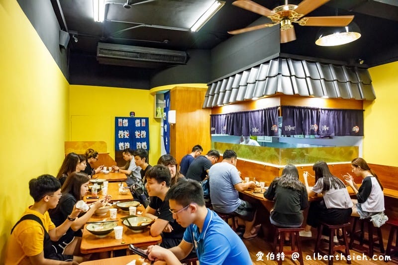 博多11川番町豚骨拉麵．銘傳龜山美食（湯頭香醇，味道不錯但價錢稍貴）