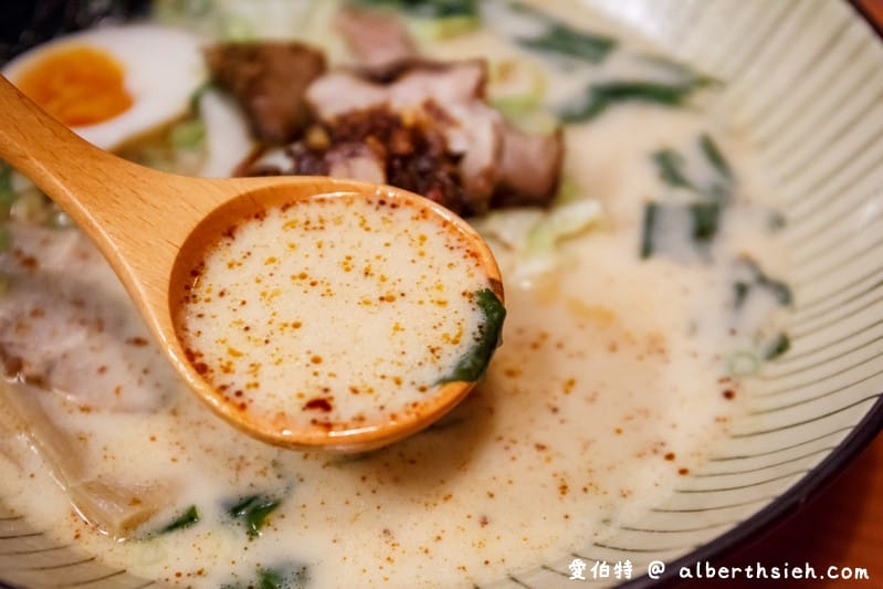 博多11川番町豚骨拉麵．銘傳龜山美食（湯頭香醇，味道不錯但價錢稍貴）