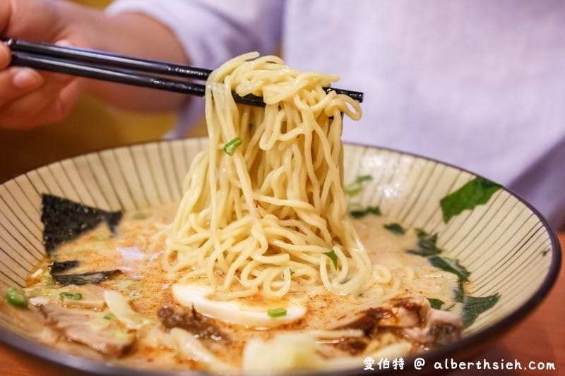 博多11川番町豚骨拉麵．銘傳龜山美食（湯頭香醇，味道不錯但價錢稍貴）