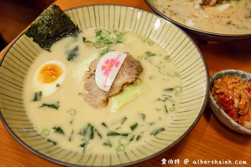 博多11川番町豚骨拉麵．銘傳龜山美食（湯頭香醇，味道不錯但價錢稍貴）