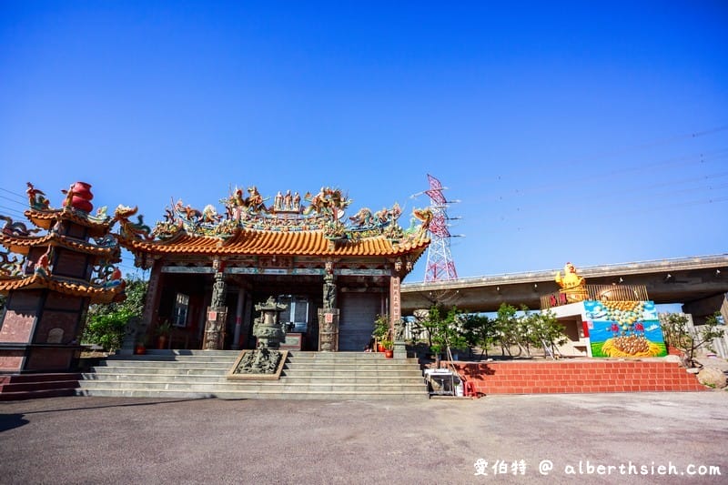 海福宮金雞母．西濱蘆竹景點（可愛的土地公彩繪牆還可以擲杯拿金雞母）