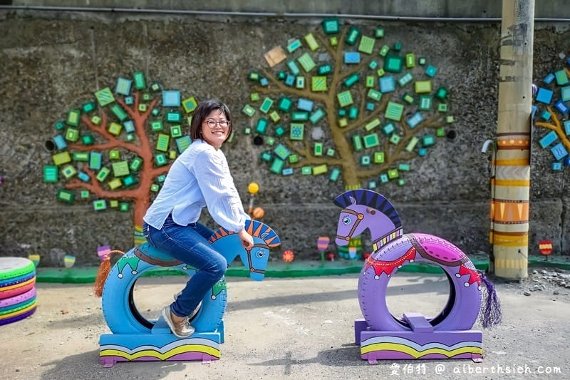 海福宮金雞母．西濱蘆竹景點（可愛的土地公彩繪牆還可以擲杯拿金雞母）