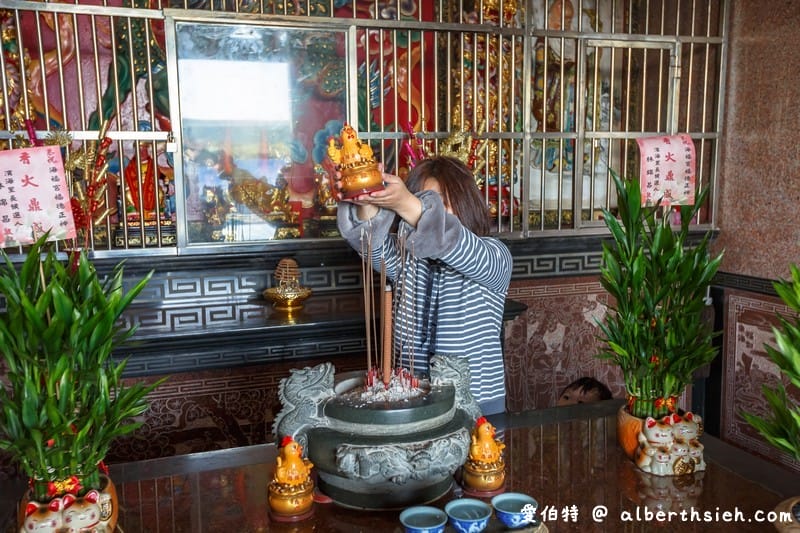 海福宮金雞母．西濱蘆竹景點（可愛的土地公彩繪牆還可以擲杯拿金雞母）