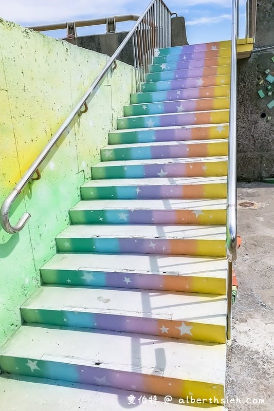 海福宮金雞母．西濱蘆竹景點（可愛的土地公彩繪牆還可以擲杯拿金雞母）