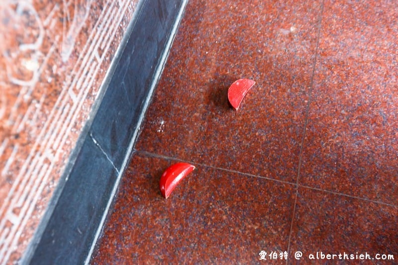 海福宮金雞母．西濱蘆竹景點（可愛的土地公彩繪牆還可以擲杯拿金雞母）