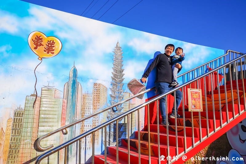 海福宮金雞母．西濱蘆竹景點（可愛的土地公彩繪牆還可以擲杯拿金雞母）