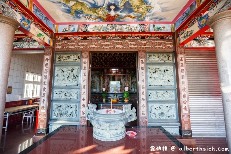 海福宮金雞母．西濱蘆竹景點（可愛的土地公彩繪牆還可以擲杯拿金雞母）