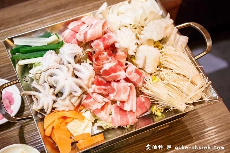 bibim韓食拌樂．林口三井outlet美食（韓式小菜隨你吃到飽，海鮮炒豬肉平盆鍋食材豐盛）