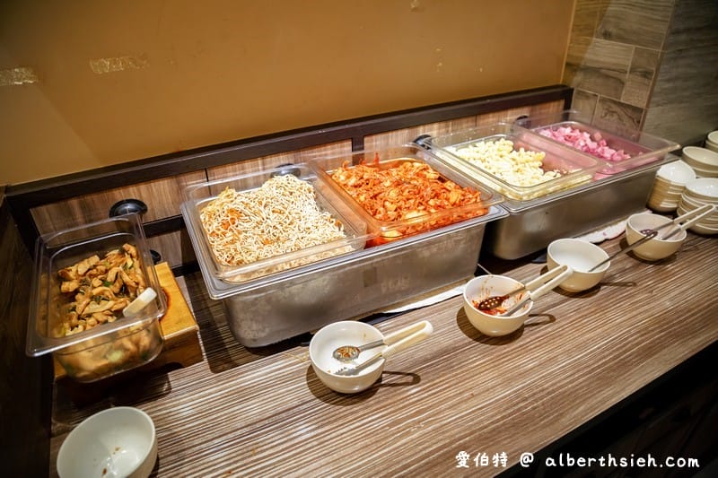 bibim韓食拌樂．林口三井outlet美食（韓式小菜隨你吃到飽，海鮮炒豬肉平盆鍋食材豐盛）