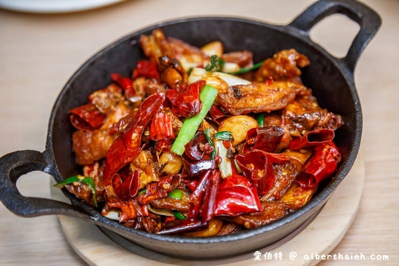 開飯川食堂．中友百貨美食（酥香麻辣的翻滾吧！肥腸，等你來品嚐！）
