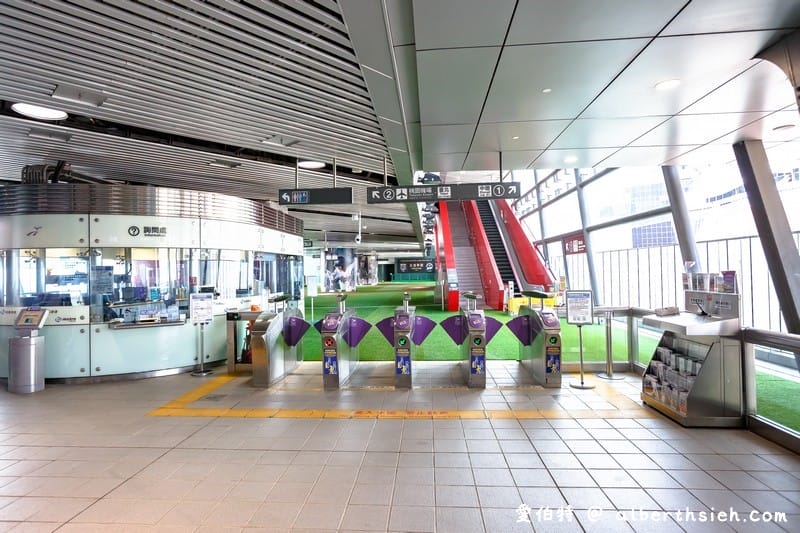 機場捷運A19站．中壢景點（變身棒球主題車站，球員休息區/看台區/記分板通通有）