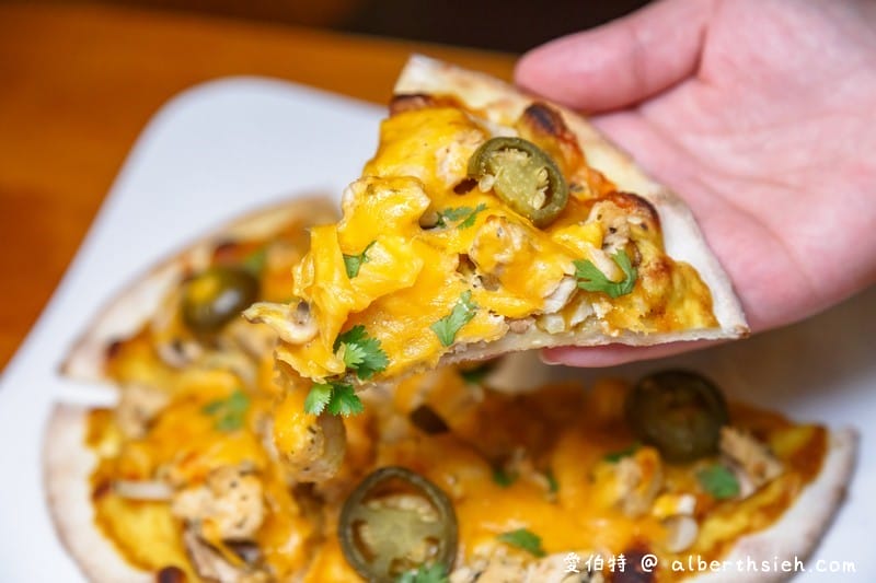 桃園PIZZA ROCK（義式披薩薄餅皮Q彈帶有咬勁而且清爽不油膩的好吃）