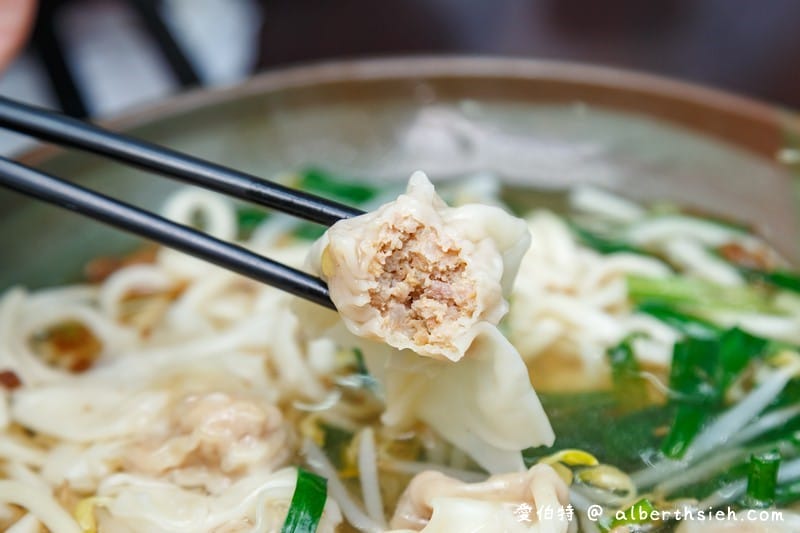 桃園楊記牛肉麵（滷味入口軟嫩好吃，餛飩麵/榨菜肉絲麵也都很推薦）