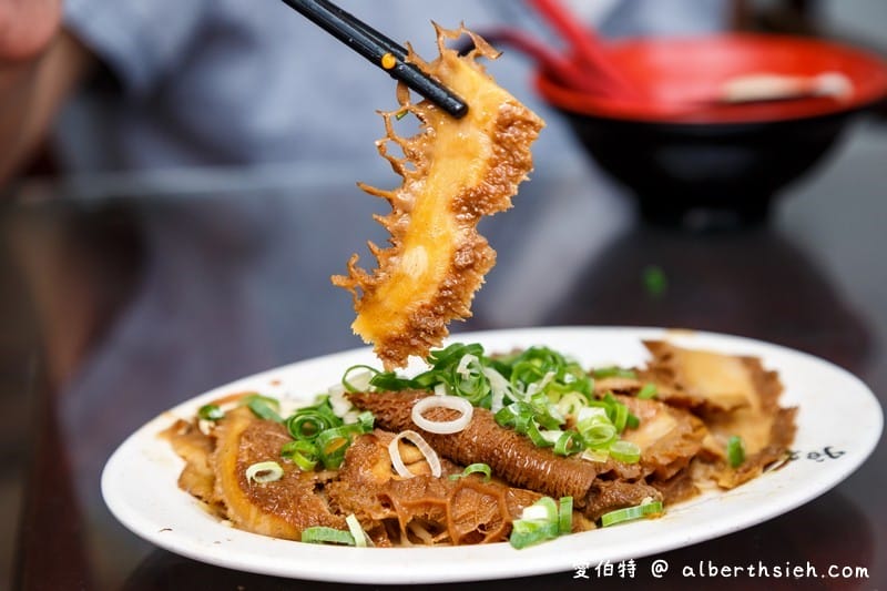 桃園楊記牛肉麵（滷味入口軟嫩好吃，餛飩麵/榨菜肉絲麵也都很推薦）