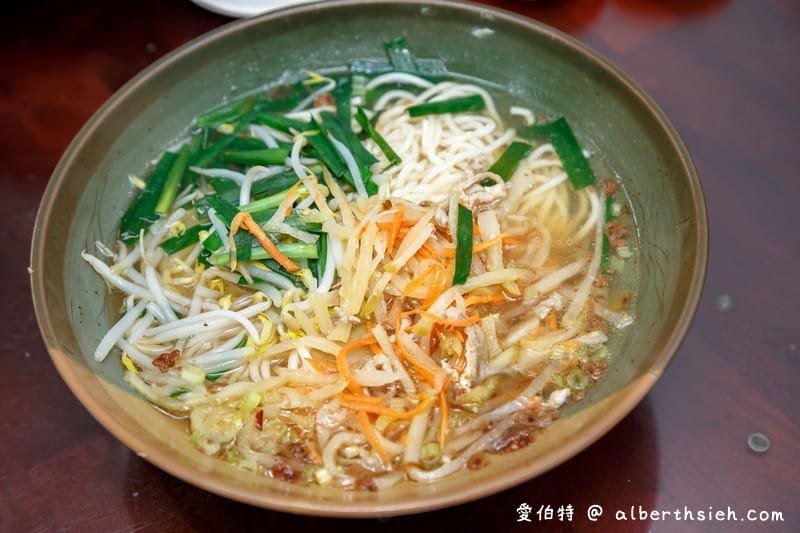 桃園楊記牛肉麵（滷味入口軟嫩好吃，餛飩麵/榨菜肉絲麵也都很推薦）