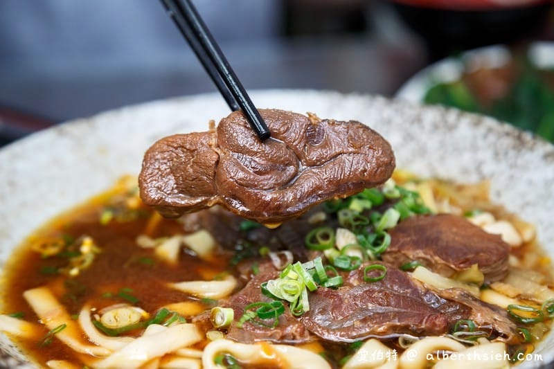 桃園楊記牛肉麵（滷味入口軟嫩好吃，餛飩麵/榨菜肉絲麵也都很推薦）