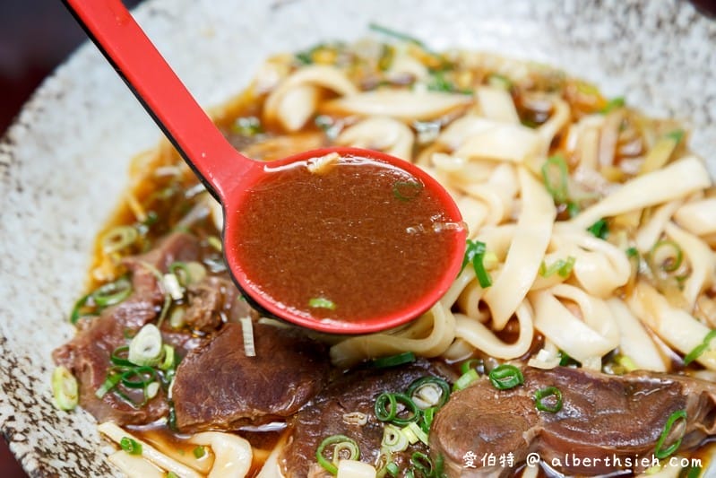桃園楊記牛肉麵（滷味入口軟嫩好吃，餛飩麵/榨菜肉絲麵也都很推薦）