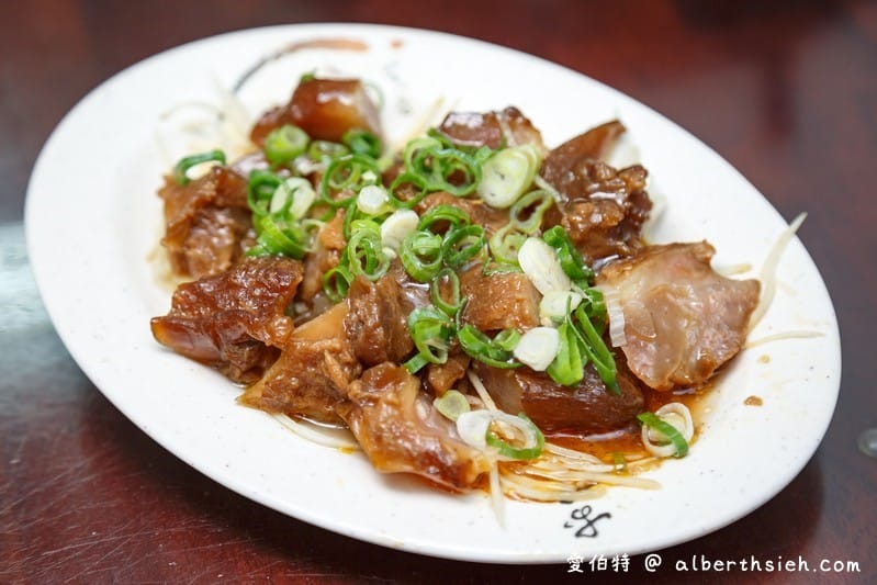 桃園楊記牛肉麵（滷味入口軟嫩好吃，餛飩麵/榨菜肉絲麵也都很推薦）