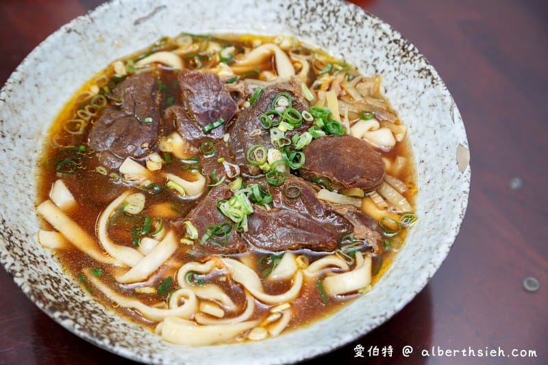桃園楊記牛肉麵（滷味入口軟嫩好吃，餛飩麵/榨菜肉絲麵也都很推薦）