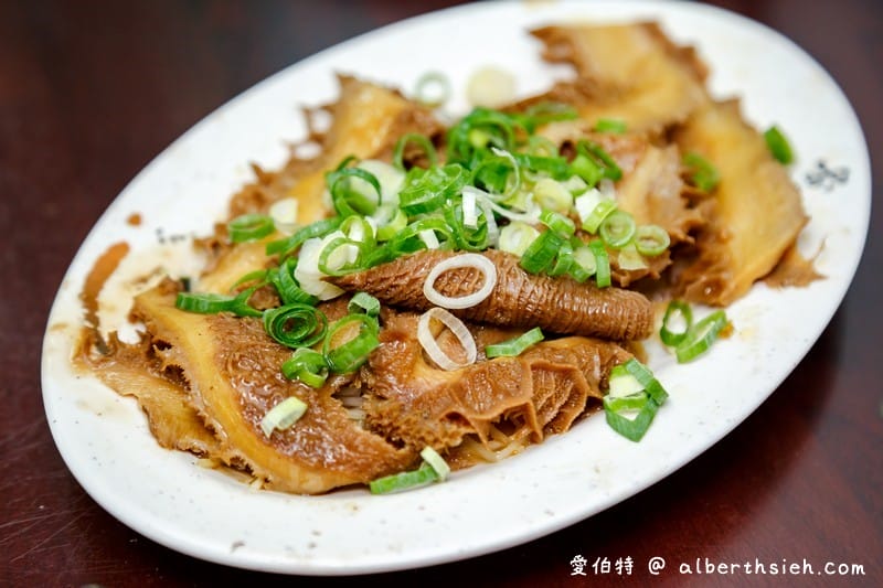 桃園楊記牛肉麵（滷味入口軟嫩好吃，餛飩麵/榨菜肉絲麵也都很推薦）