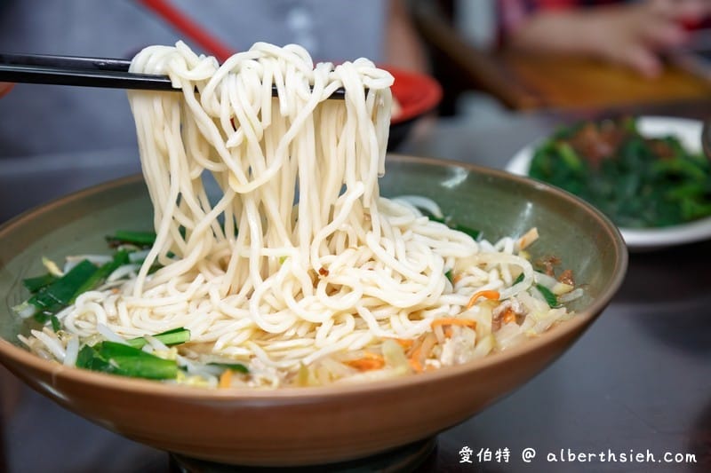 桃園楊記牛肉麵（滷味入口軟嫩好吃，餛飩麵/榨菜肉絲麵也都很推薦）