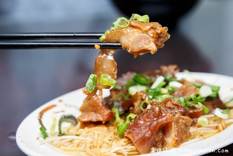 桃園楊記牛肉麵（滷味入口軟嫩好吃，餛飩麵/榨菜肉絲麵也都很推薦）